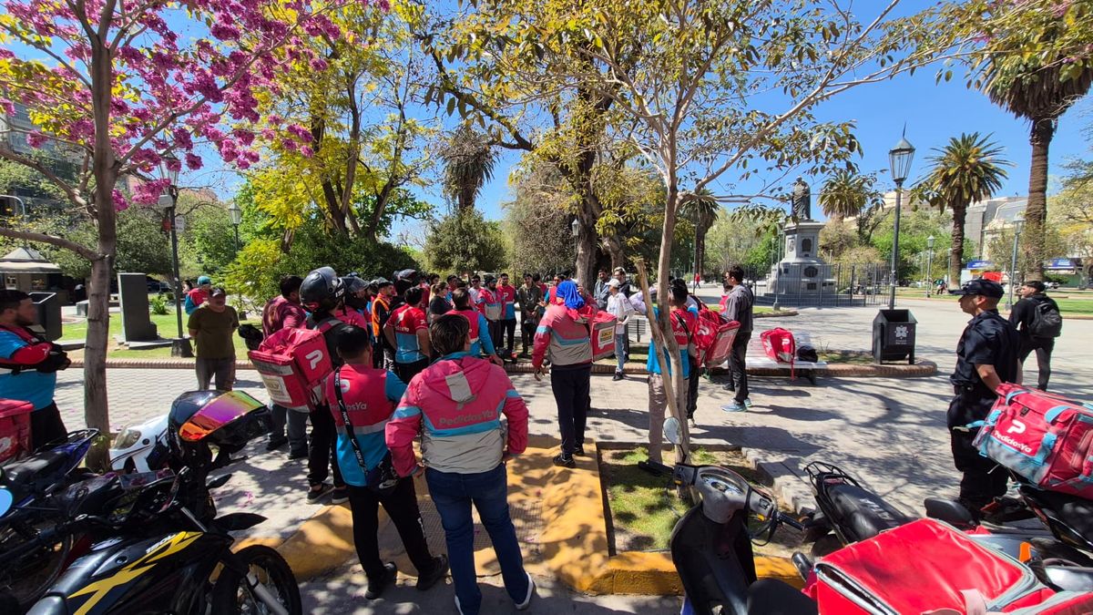 Trabajadores de la app Pedidos Ya reunidos en la plaza San Martín. Trabajadores de la app Pedidos Ya reunidos en la plaza San Martín.
