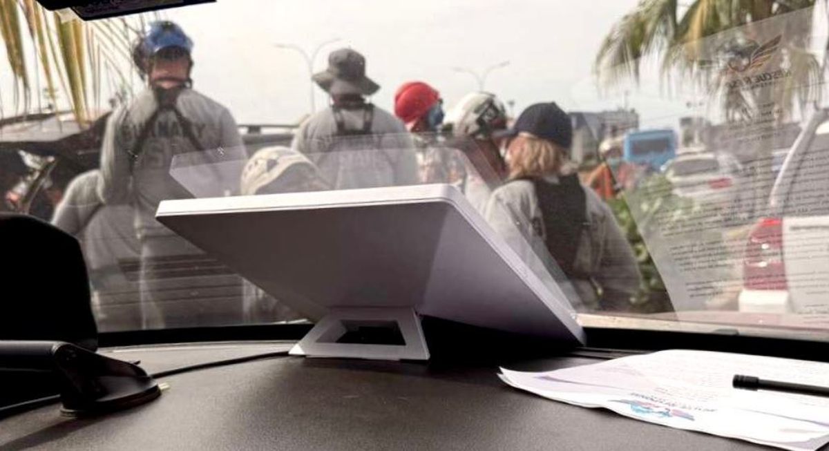 La ayuda humanitaria incluye la entrega de aparatos de tecnología para mejorar las comunicaciones.