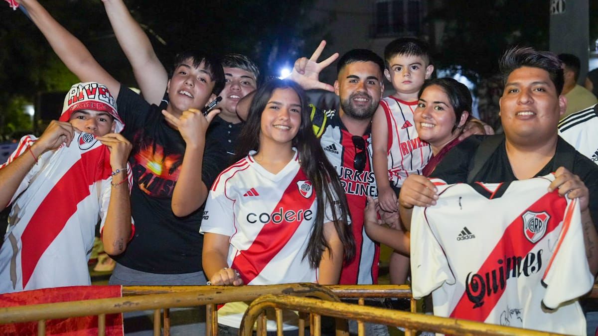 Las familias mendocinas hinchas de River aplaudieron a los jugadores.
