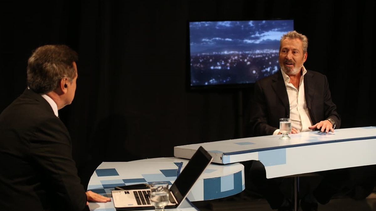 El periodista Carlos Hernández junto al empresario y presidente de Grupo América, Daniel Vila.