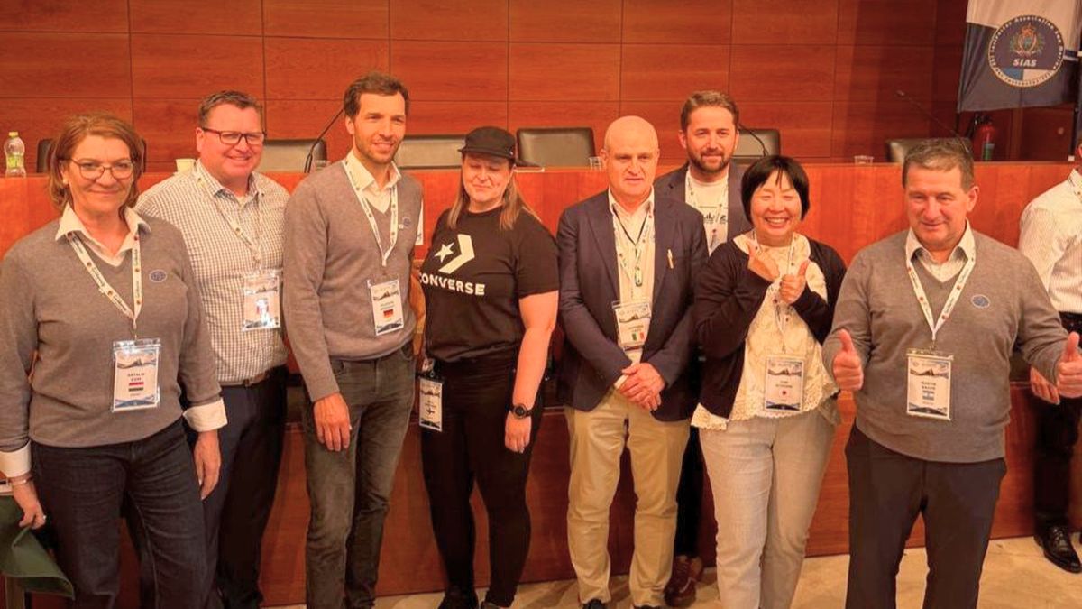 Martín Bacer (con los pulgares hacia arriba) representará a Argentina, Chile, Estados Unidos y Canadá dentro de la comisión directiva de una organización que reúne a 44 naciones. Martín Bacer (con los pulgares hacia arriba) representará a Argentina, Chile, Estados Unidos y Canadá dentro de la comisión directiva de una organización que reúne a 44 naciones.