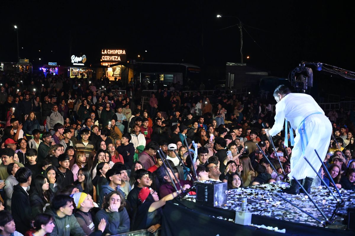 Unas 20.000 personas asistieron a la Vendimia departamental que se dio en el marco de la Fiesta Nacional del Chivo en Malargüe. Entre otros actuaron Los Trovadores de Cuyo. Unas 20.000 personas asistieron a la Vendimia departamental que se dio en el marco de la Fiesta Nacional del Chivo en Malargüe. Entre otros actuaron Los Trovadores de Cuyo.