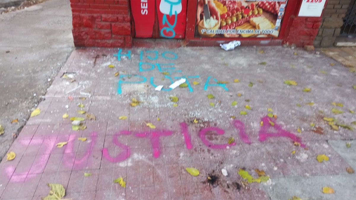 Tras el crimen de el Plancha, quien fue asesinado de tres disparos en la tarde del sábado, vecinos y allegados de la víctima escracharon el quiosco donde ocurrió.