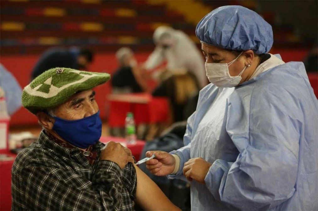 Luego de un día récord con más de 1.100 contagios, el Ministerio de Salud dio a conocer las cifras de nuevos casos y muertos por Covid en Mendoza.