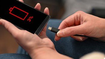 ¿Tu celular carga lento? El truco casero para limpiar la ficha del cargador sin romper nada