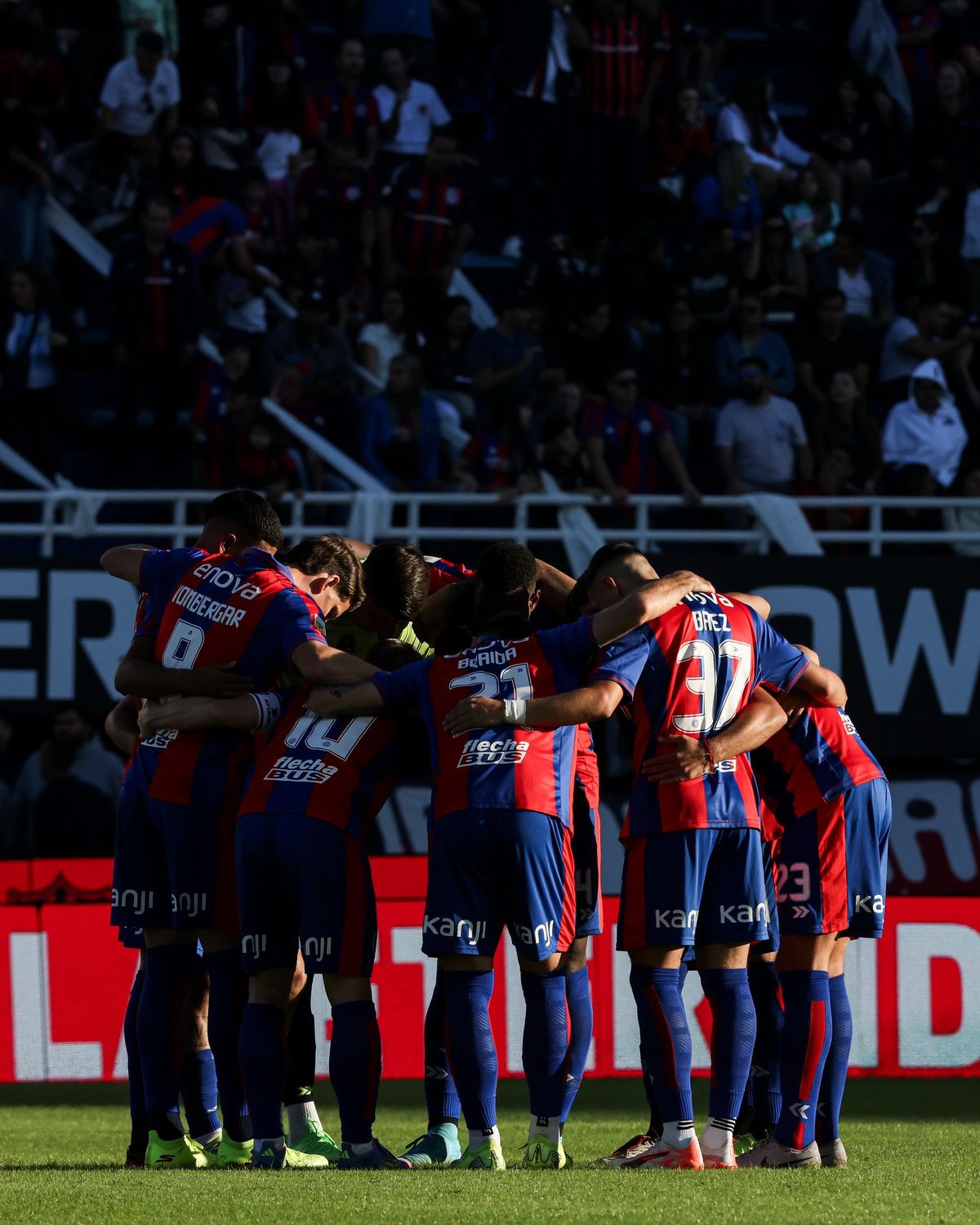 El plantel de San Lorenzo se uni&oacute; en protesta por la falta de pago de salarios.