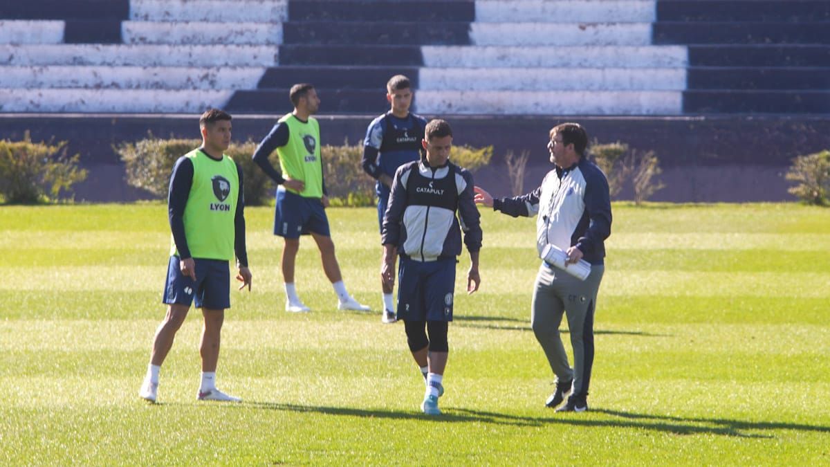 Alfredo Berti dirigió su primera práctica al frente del plantel, en su tercer ciclo. Foto: Martín Pravata/UNO.