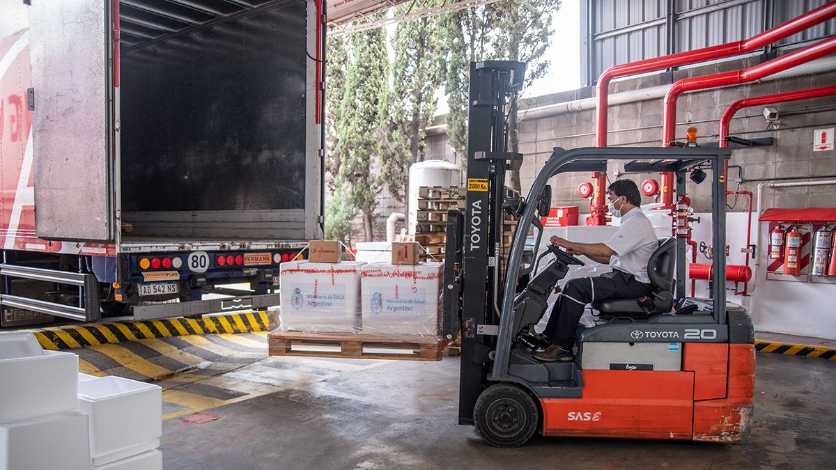 El operativo de distribución de la vacuna Sputnik V cuenta con un sistema de seguimiento en tiempo real, coordinado por el Ministerio de Seguridad.