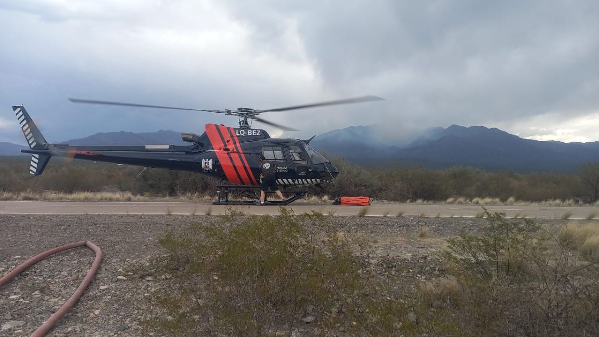El Helicóptero Halcón (Eurocopter AS350 Ecureuil) de la Policía de Mendoza