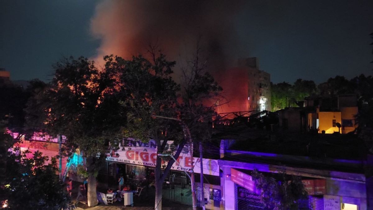 La imagen fue tomada en la madrugada del lunes, cuando los vecinos comenzaron a advertir el fuego.