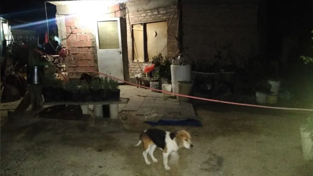 La casa en donde se desató la tragedia, en que el hombre asesinó a su suegra a puñaladas, en Puerto Madryn, porque su pareja lo había denunciado por violencia de género