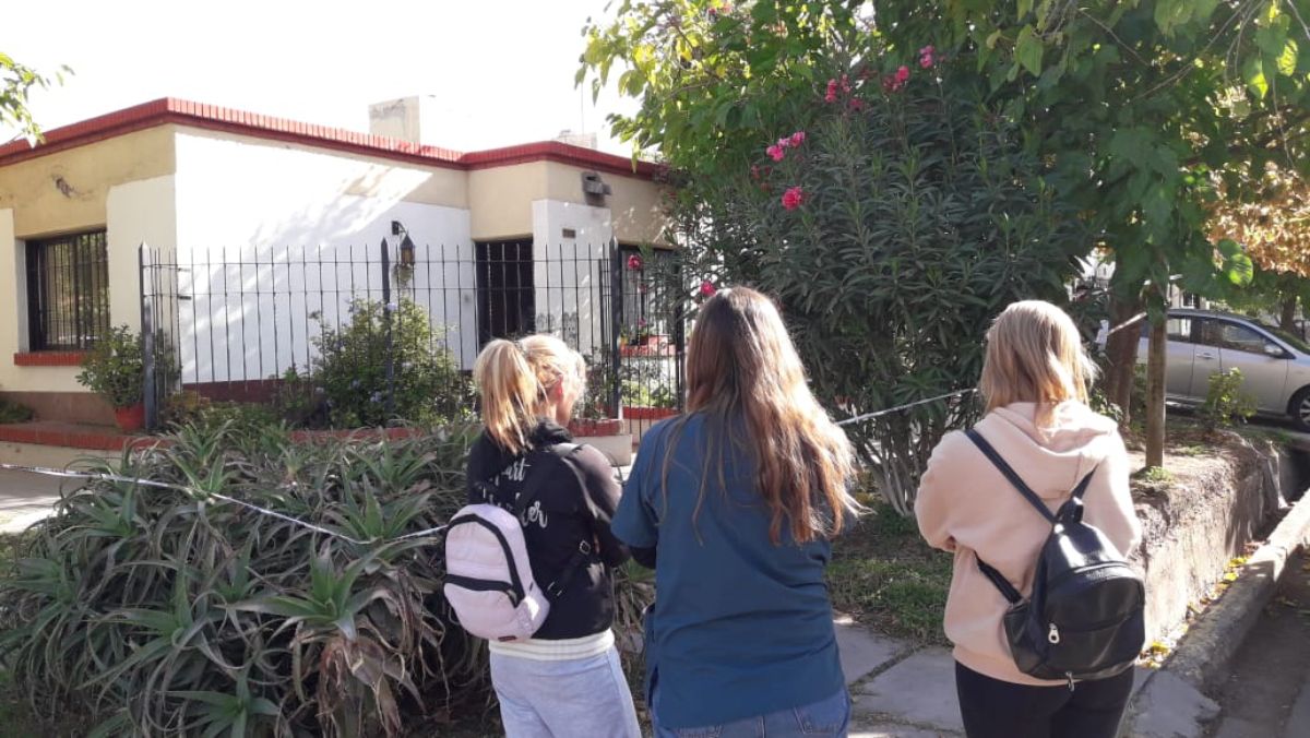 Inseguridad en Mendoza. La hija de la mujer muerta de un infarto por el asalto a su vivienda y ataque a su hijo, no pudo ingresar a la vivienda de Dorrego, donde trabajaba la Policía Científica. Afuera la apoyaron amigas y vecinas y reclamaron más seguridad.