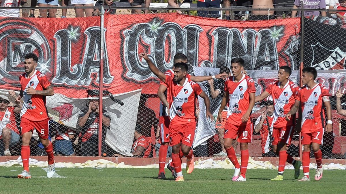 Santiago Moyano con la camiseta número cuatro celebra su gol ante Independiente Rivadavia.