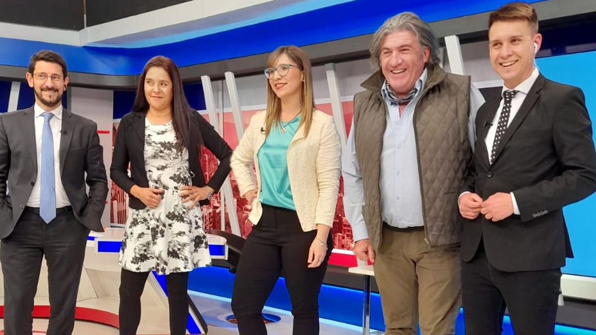 Final del programa y todos sonrientes. Pablo Gerardi, Rosana Villegas, Agustina Fiadino, Jos&eacute; Luis Ram&oacute;n y Juli&aacute;n Imazio.