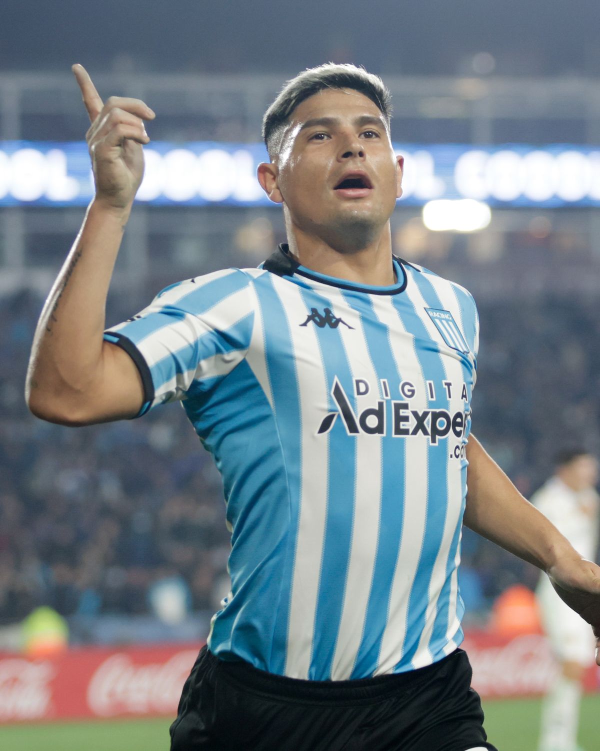 Racing goleó y clasificó directamente a octavos de la Copa Sudamericana. Racing goleó y clasificó directamente a octavos de la Copa Sudamericana.