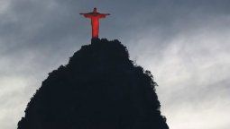 El Cristo Redentor se tiñó de naranja en contra de la violencia machista