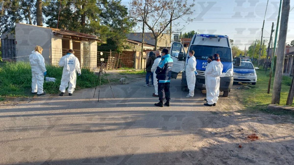 El hombre fue golpeado y apuñalado en medio de una pelea entre grupos de la zona, en La Plata, y tratan de establecer si se trató de un ajuste de cuentas