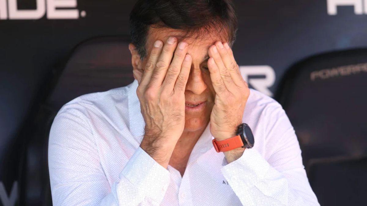 No lo puede creer. Gustavo Quinteros sufrió los errores de los jugadores de Independiente y criticó fallas arbitrales. No lo puede creer. Gustavo Quinteros sufrió los errores de los jugadores de Independiente y criticó fallas arbitrales.
