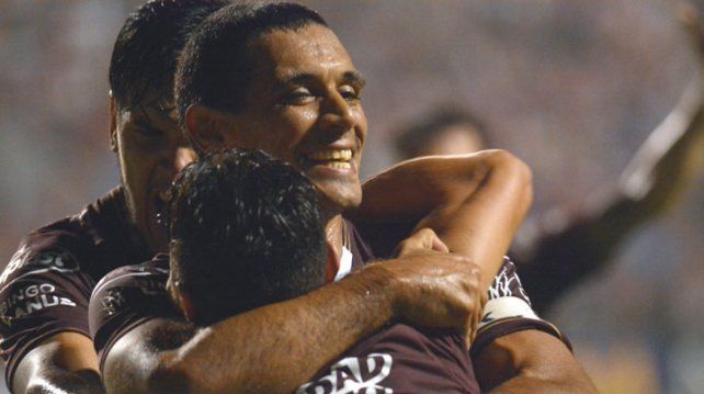 Lanús goleó a Unión y quedó como único líder de la zona 2