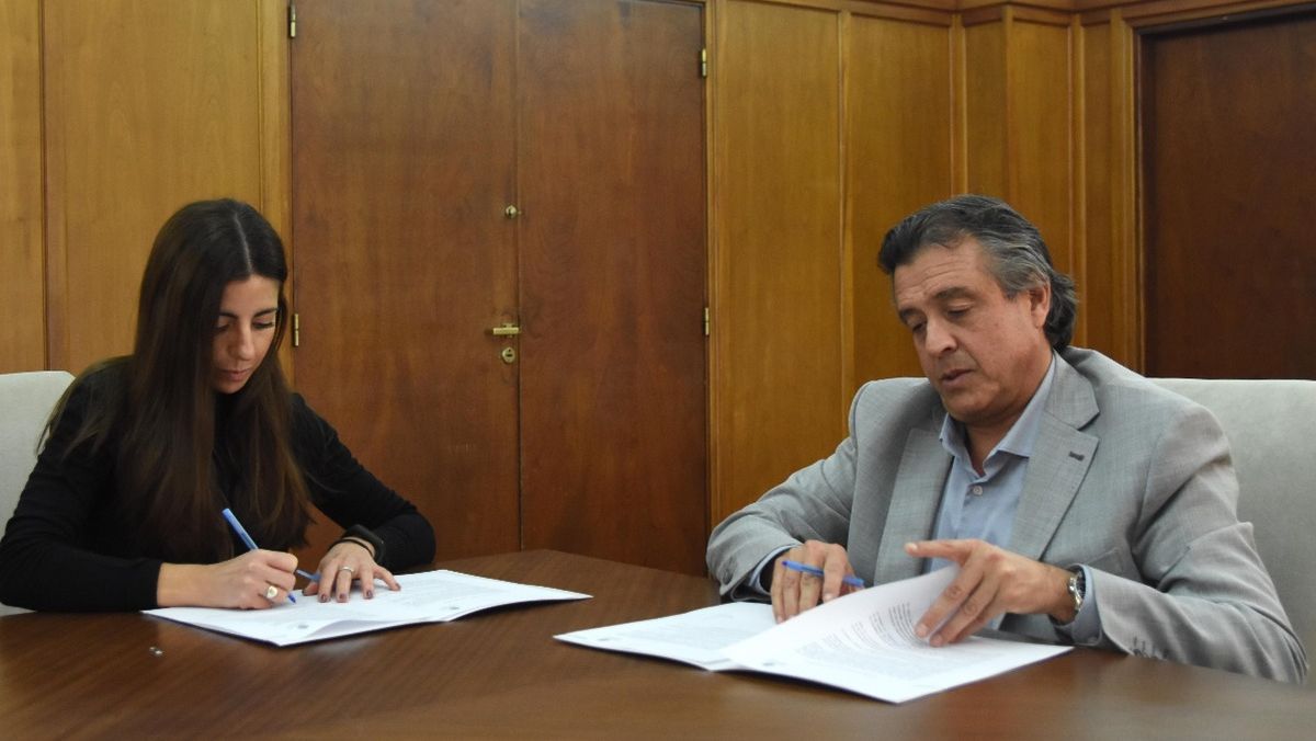 Magdalena Pesce (WOFA) y el secretario de Gobierno, Víctor Ibañez.
