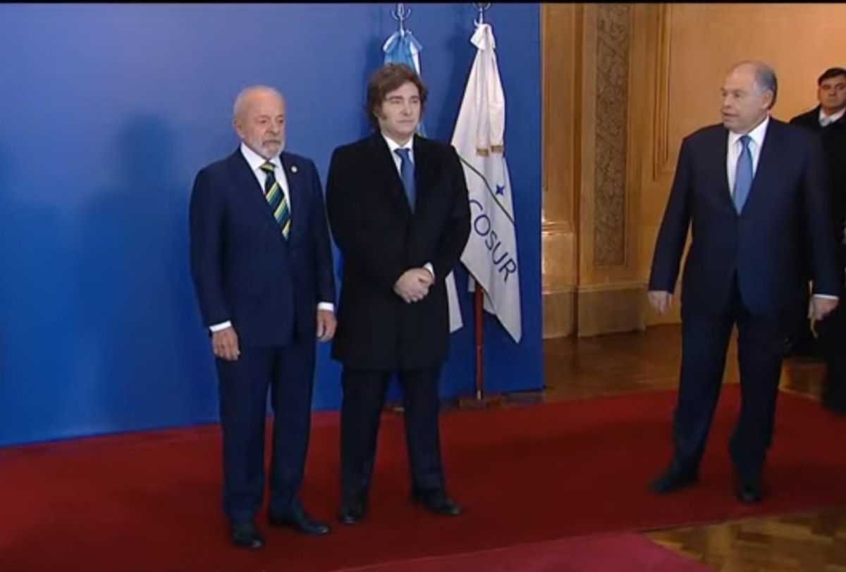 Lula da Silva y Javier Milei posan antes de la reunión de la Cumbre del Mercosur.