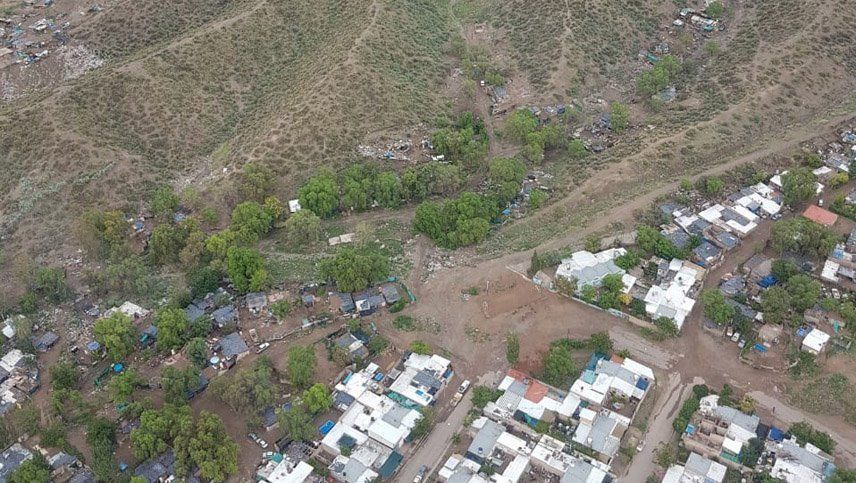En esta imagen aérea puede verse cómo la ciudad está avanzando sobre los cerros en Mendoza. Eso plantea un gran desafío desde el punto de vista ambiental.