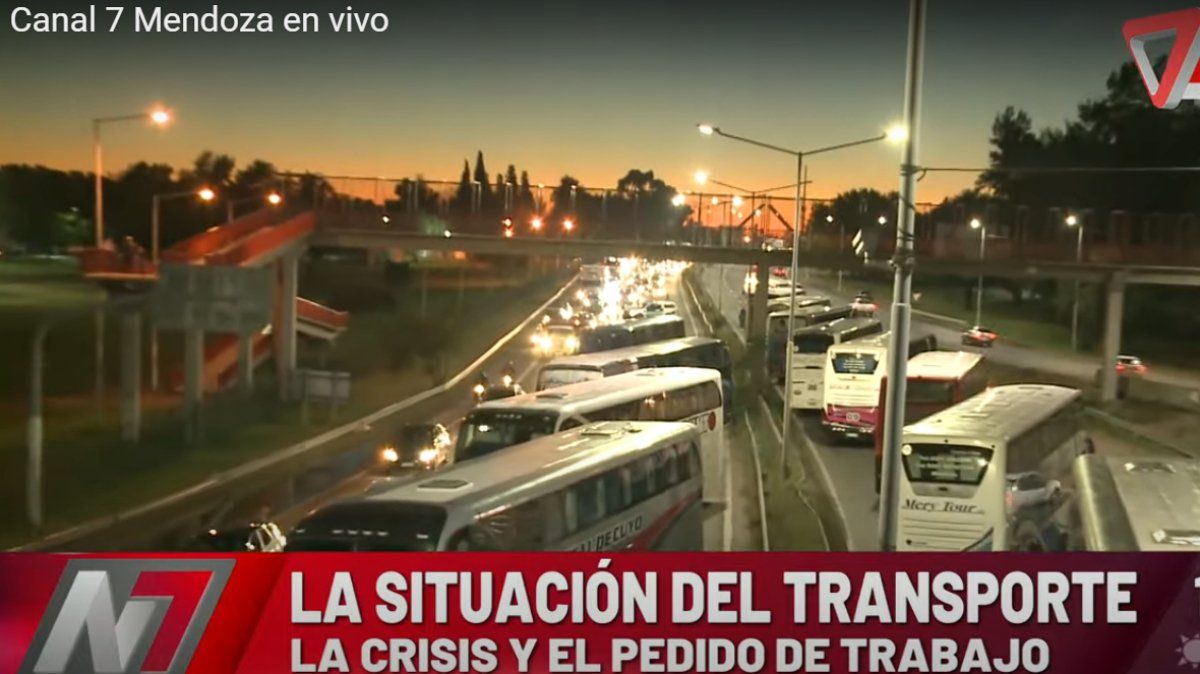 Sigue la protesta de choferes turísticos y los cortes en el Acceso Este