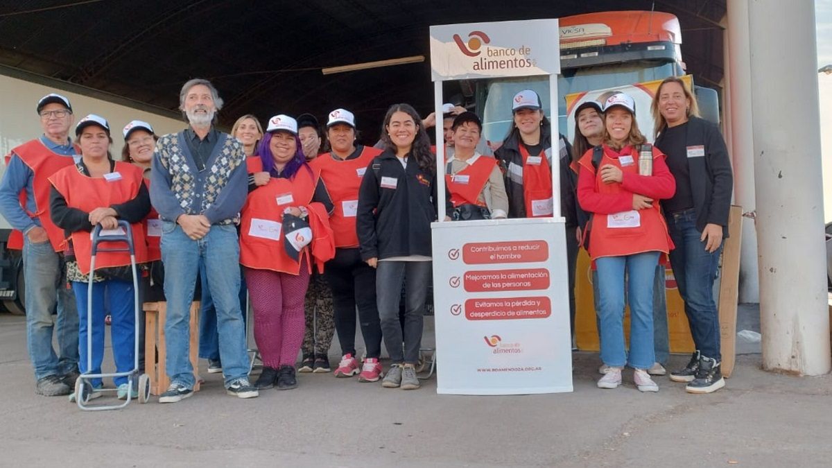 &nbsp;El equipo de rescate en la apertura del nuevo punto de frutas y verduras.