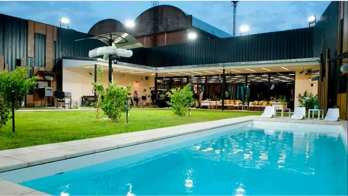 Tres intrusos quisieron ingresar a la casa de Gran Hermano por la fuerza y la policía los frenó Tres intrusos quisieron ingresar a la casa de Gran Hermano por la fuerza y la policía los frenó 