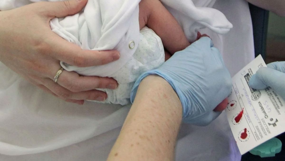 La pesquisa neonatal consiste en tomar unas gotas de sangre del recién nacido para buscar determinadas enfermedades antes de que aparezcan los síntomas. La pesquisa neonatal consiste en tomar unas gotas de sangre del recién nacido para buscar determinadas enfermedades antes de que aparezcan los síntomas.