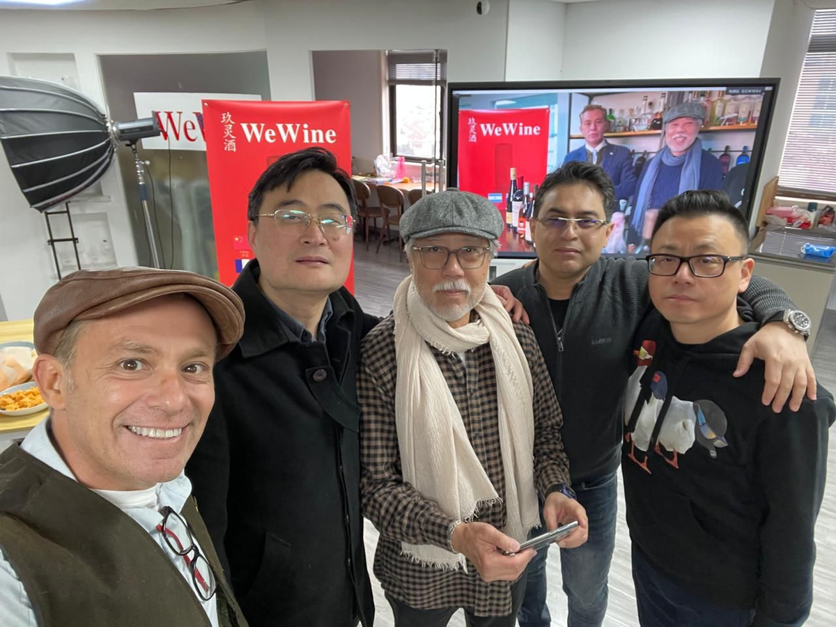 Postigo, con sus socios Stone, Lao Zhang y JB en las oficinas de We Wine en China Postigo, con sus socios Stone, Lao Zhang y JB en las oficinas de We Wine en China