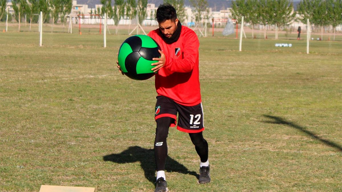 Ezequiel Bonacorso, flamante refuerzo del Cruzado, estuvo en la primera práctica del equipo. (Fotos gentileza Prensa Deportivo Maipú).