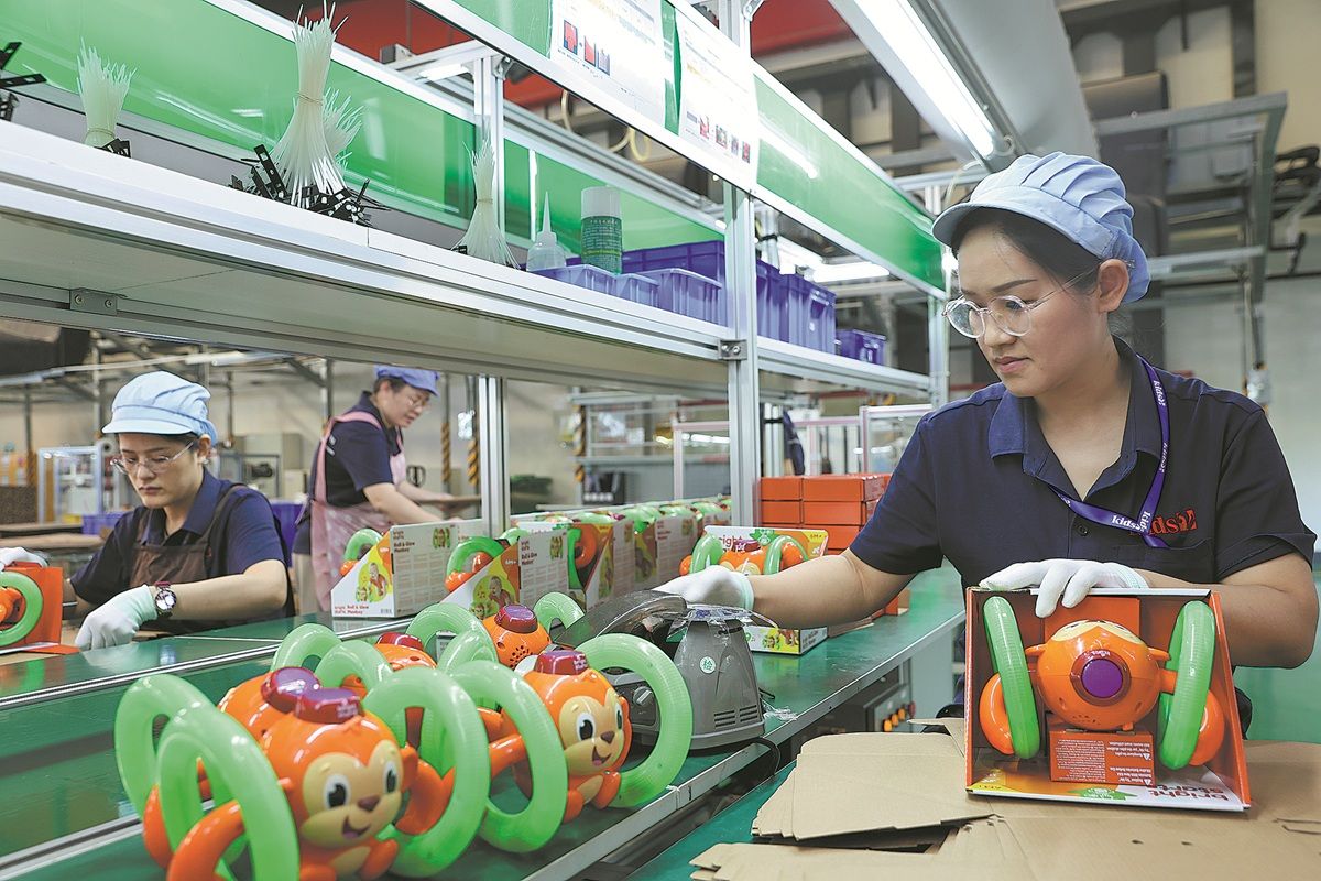 Empleadas trabajan en la línea de producción de una empresa con capital extranjero