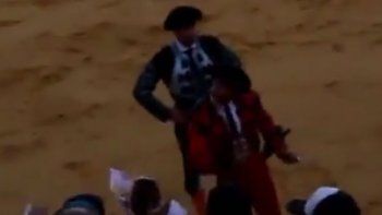 Saltó al ruedo a consolar un toro