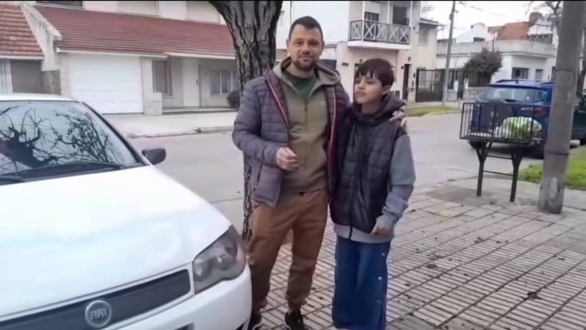 Martín Bombina, el marplatense que ganó el auto que la familia sorteó para reunir el dinero. Y lo devolvió. Aquí le devuelve la llave a la niña. Martín Bombina, el marplatense que ganó el auto que la familia sorteó para reunir el dinero. Y lo devolvió. Aquí le devuelve la llave a la niña.