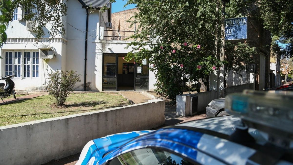Quedó detenido. Un subcomisario tenía dos autos robados en su casa.