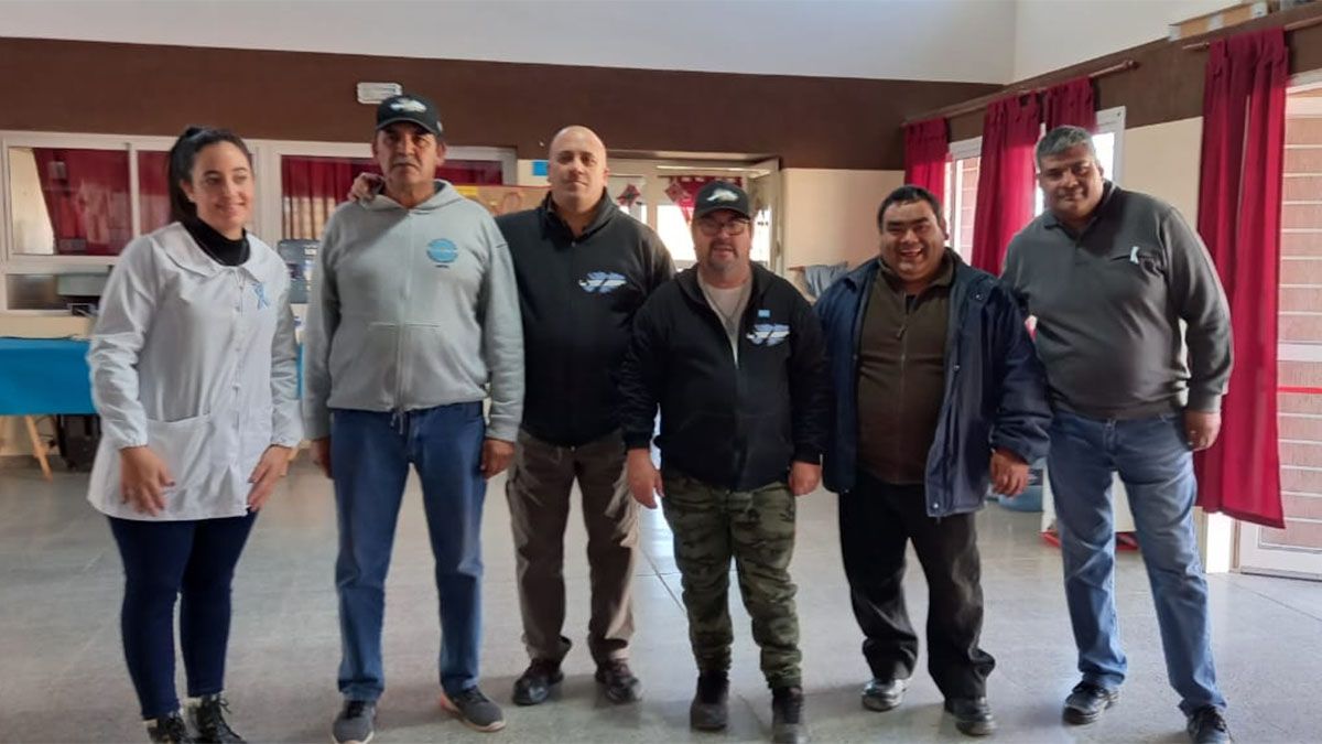 Los veteranos junto con el director y la docente del colegio de Lavalle.