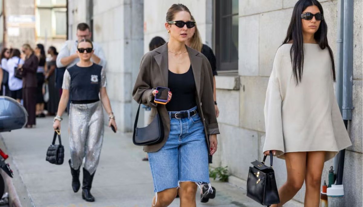 Un look urbano y minimalista con bermuda. Imagen: ELLE.