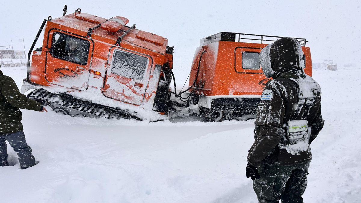 El camión oruga de Gendarmería nacional que acudió al rescate de los uniformados en medio de las fuertes nevadas en alta montaña.