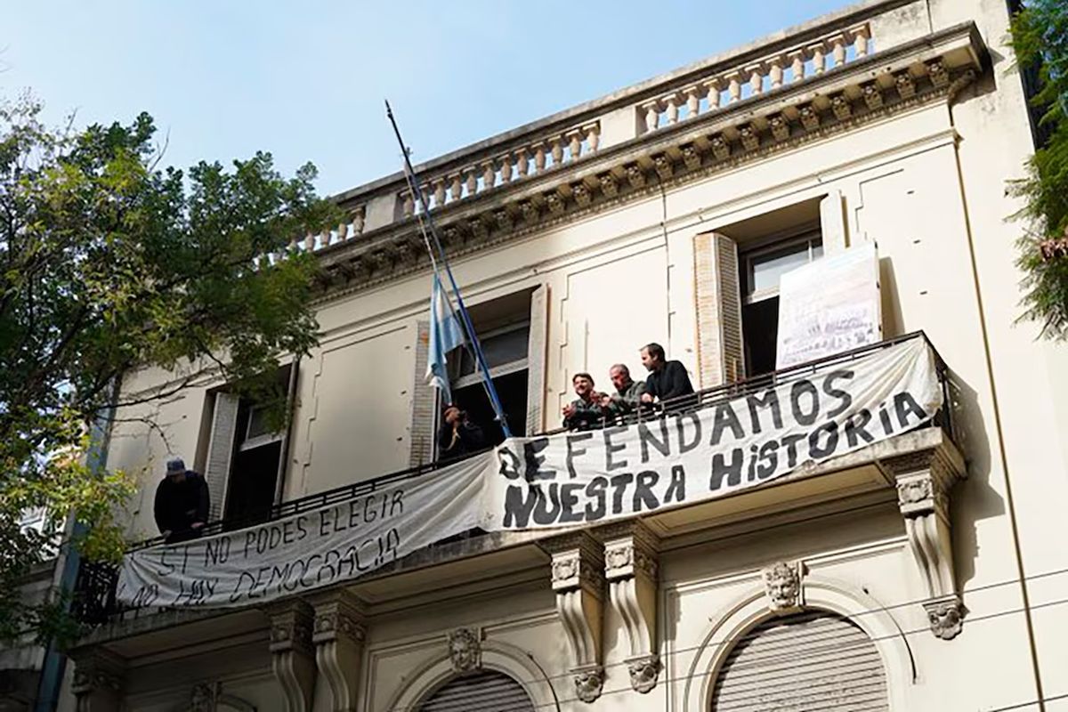 Los militantes que tomaron la sede del Instituto Juan Domingo Perón colgaron banderas con consignas contra el cierre del centro de investigaciones. Los militantes que tomaron la sede del Instituto Juan Domingo Perón colgaron banderas con consignas contra el cierre del centro de investigaciones.