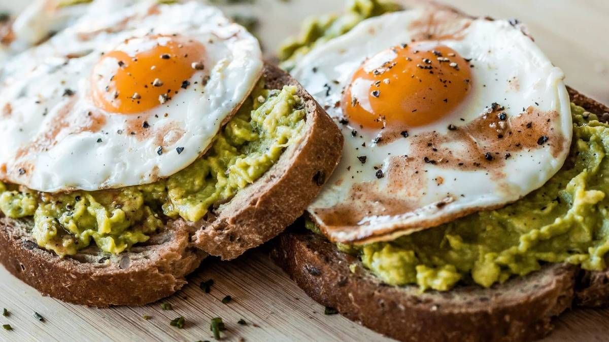 Palta y huevos, alguno de los alimentos que te harán ganar masa muscular. Palta y huevos, alguno de los alimentos que te harán ganar masa muscular.