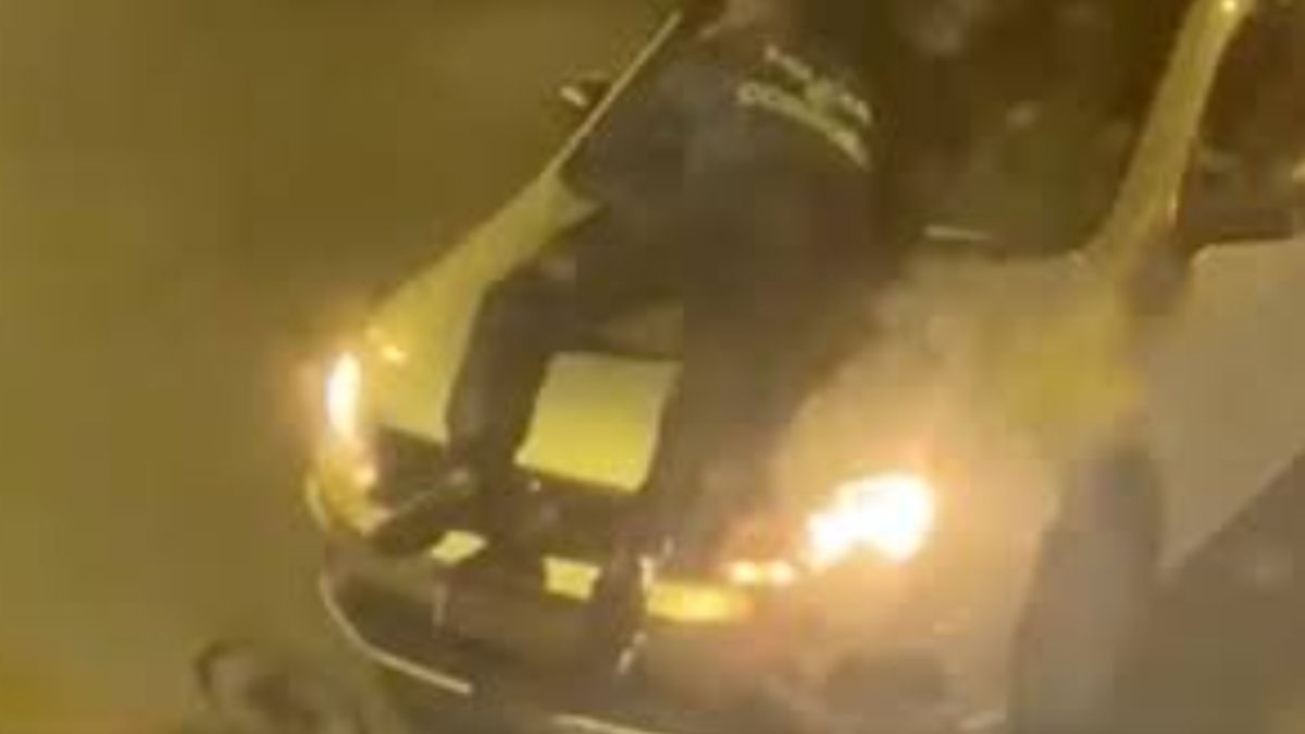 El conductor de un automóvil se negó a un control de tránsito y con una niña a bordo escapó con un policía montado en el capot El conductor de un automóvil se negó a un control de tránsito y con una niña a bordo escapó con un policía montado en el capot