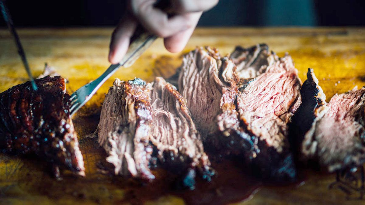 La sal gruesa es la mejor opción para sazonar las carnes del asado.