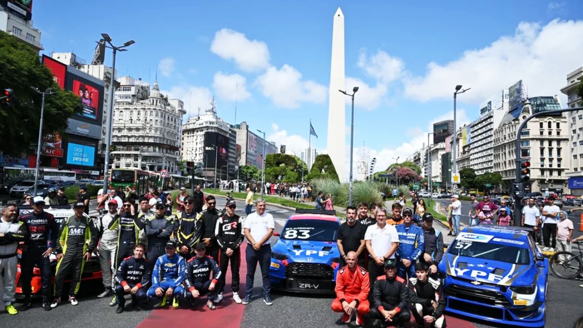 TC 2000: se presentó el Gran Premio Ciudad de Buenos Aires con autos por el centro y posando en el Obelisco