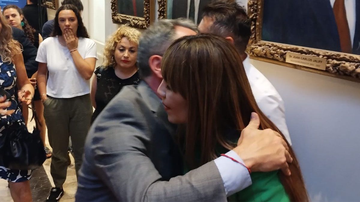 Jorge Difonso, que reasume su banca como diputado provincial, saluda a Janina Ortiz. Ambos fueron electos por La Unión Mendocina. Jorge Difonso, que reasume su banca como diputado provincial, saluda a Janina Ortiz. Ambos fueron electos por La Unión Mendocina.