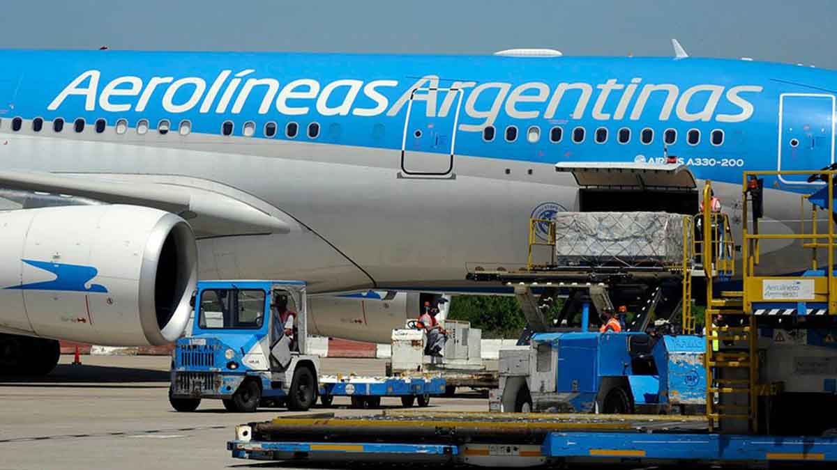 Aerolíneas Argentinas transportó cerca de 300 mil pasajeros en el feriado extra largo Aerolíneas Argentinas transportó cerca de 300 mil pasajeros en el feriado extra largo