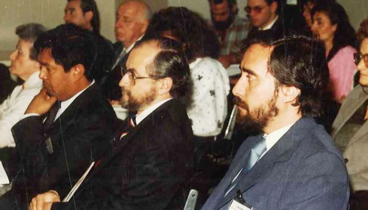 Julio Cristaldo, Federico Norte (centro) y Martín Silva en el Congreso Argentino de Meteorología de 1991. Julio Cristaldo, Federico Norte (centro) y Martín Silva en el Congreso Argentino de Meteorología de 1991.
