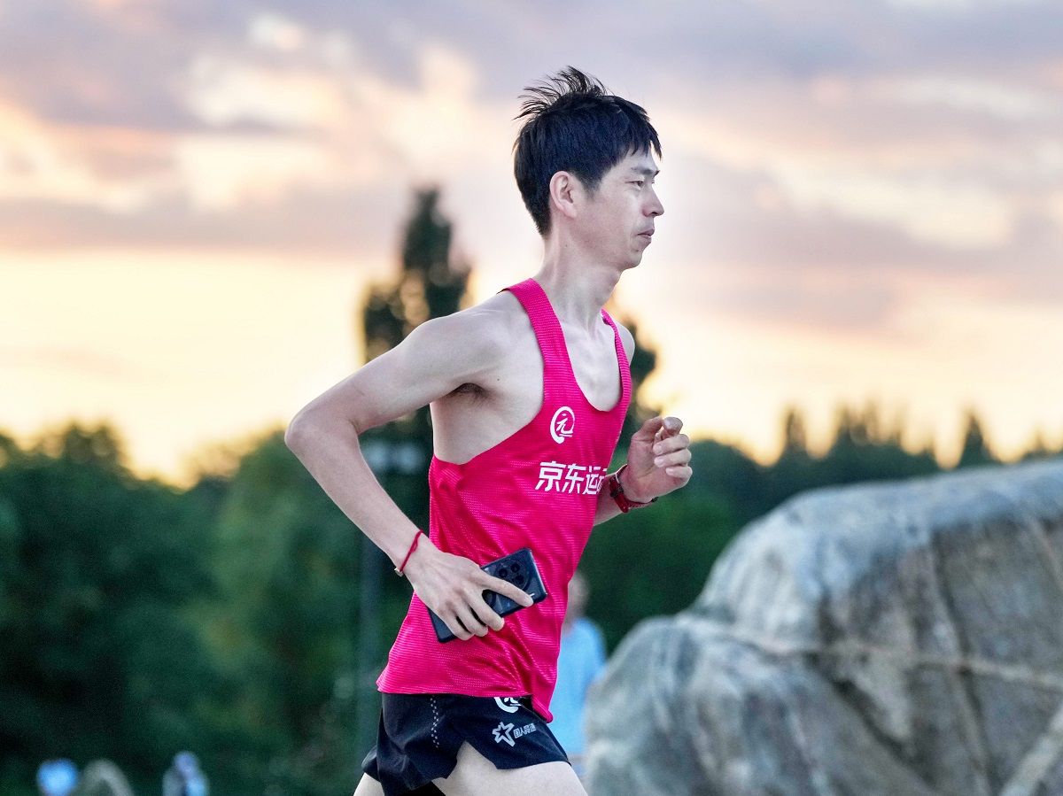 Luan Yushuai entrena rigurosamente para los Juegos Olímpicos de París, corriendo entre 300 y 400 kilómetros al mes. JU HUANZONG / XINHUA&nbsp;