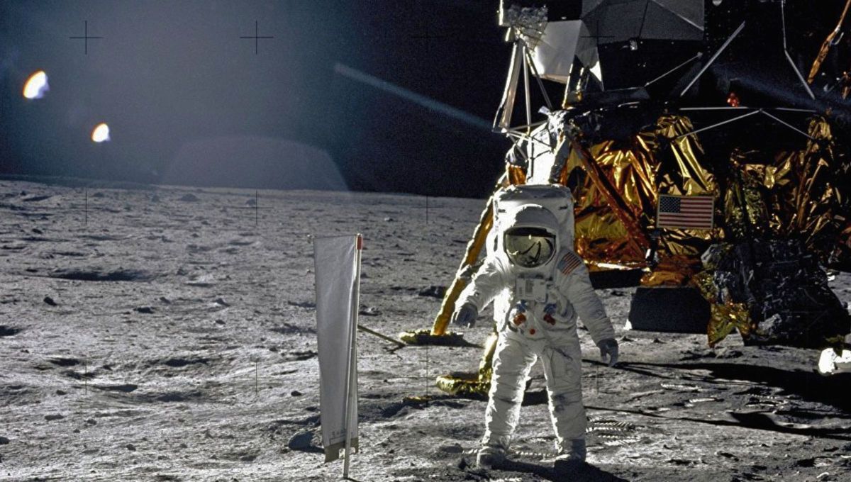 Los primeros hombres en pisar la superficie lunar. Los primeros hombres en pisar la superficie lunar.