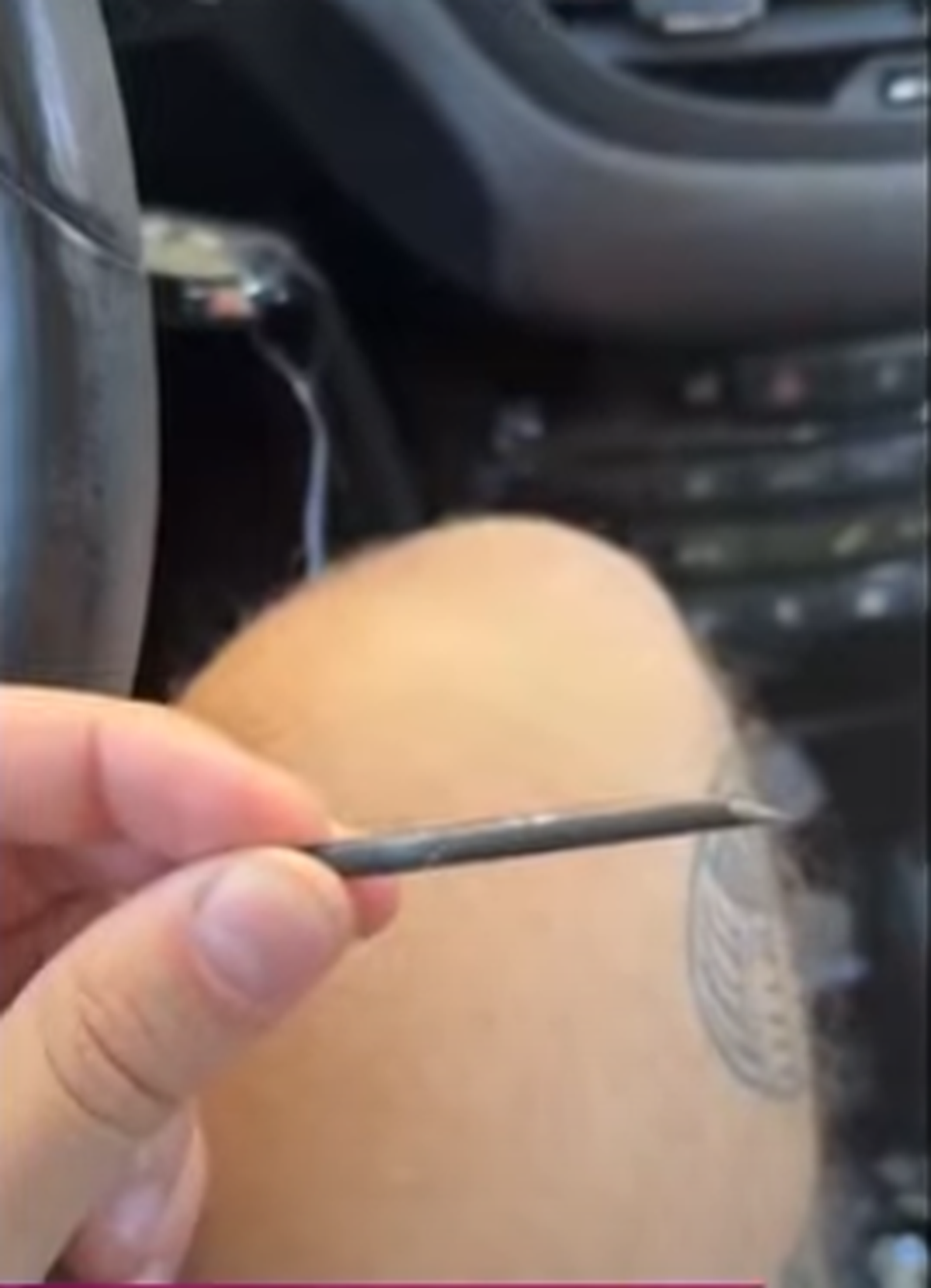 Imagen que compartió Giuliana Perinetti en sus redes sociales, del clavo que encontraron en la cubierta. Imagen que compartió Giuliana Perinetti en sus redes sociales, del clavo que encontraron en la cubierta.